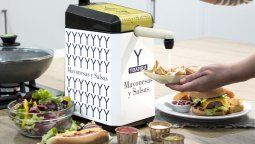 Ybarra refuerza su compromiso por lasostenibilidad y la innovación, lanzando un nuevo equipamiento derestaurantes: el dispensador de Pouch (bolsa) de mayonesas y salsas.
