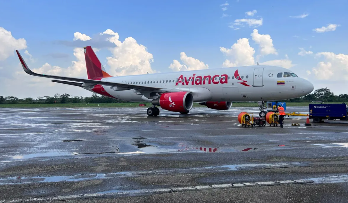 Avianca debió suspender 26 vuelos este lunes 26 de agosto debido a la escacez de combustible JetFuel en varios aeropuertos de Colombia. - Ladevi Medios y Soluciones Avianca debió suspender 26 vuelos este lunes 26 de agosto debido a la escacez de combustible JetFuel en varios aeropuertos de Colombia.