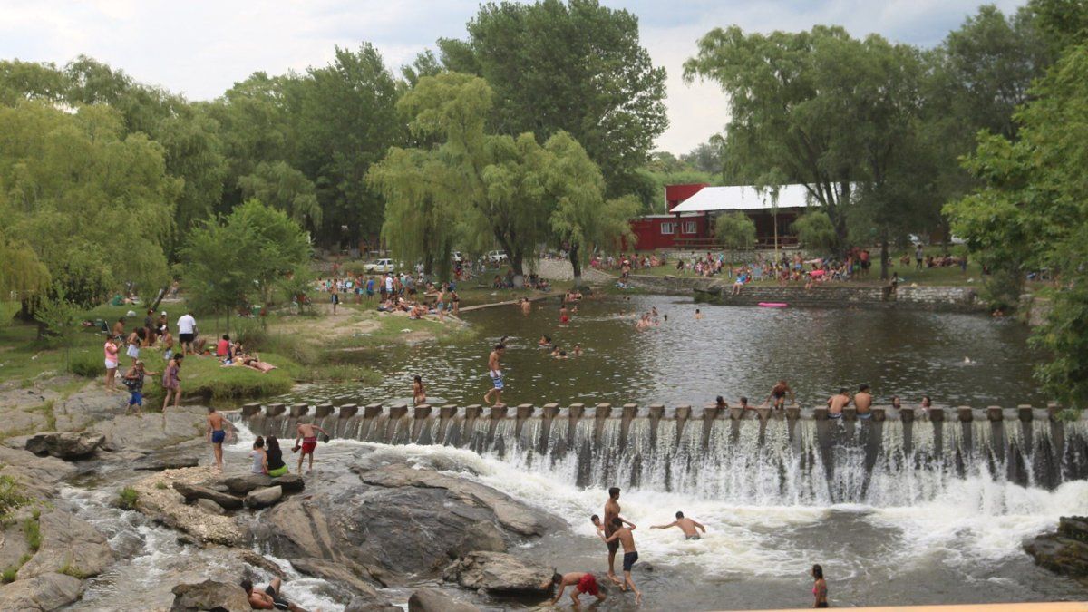 Río de los Sauces tiene aguas muy tranquilas y hermosos paisajes serranos. Río de los Sauces tiene aguas muy tranquilas y hermosos paisajes serranos.