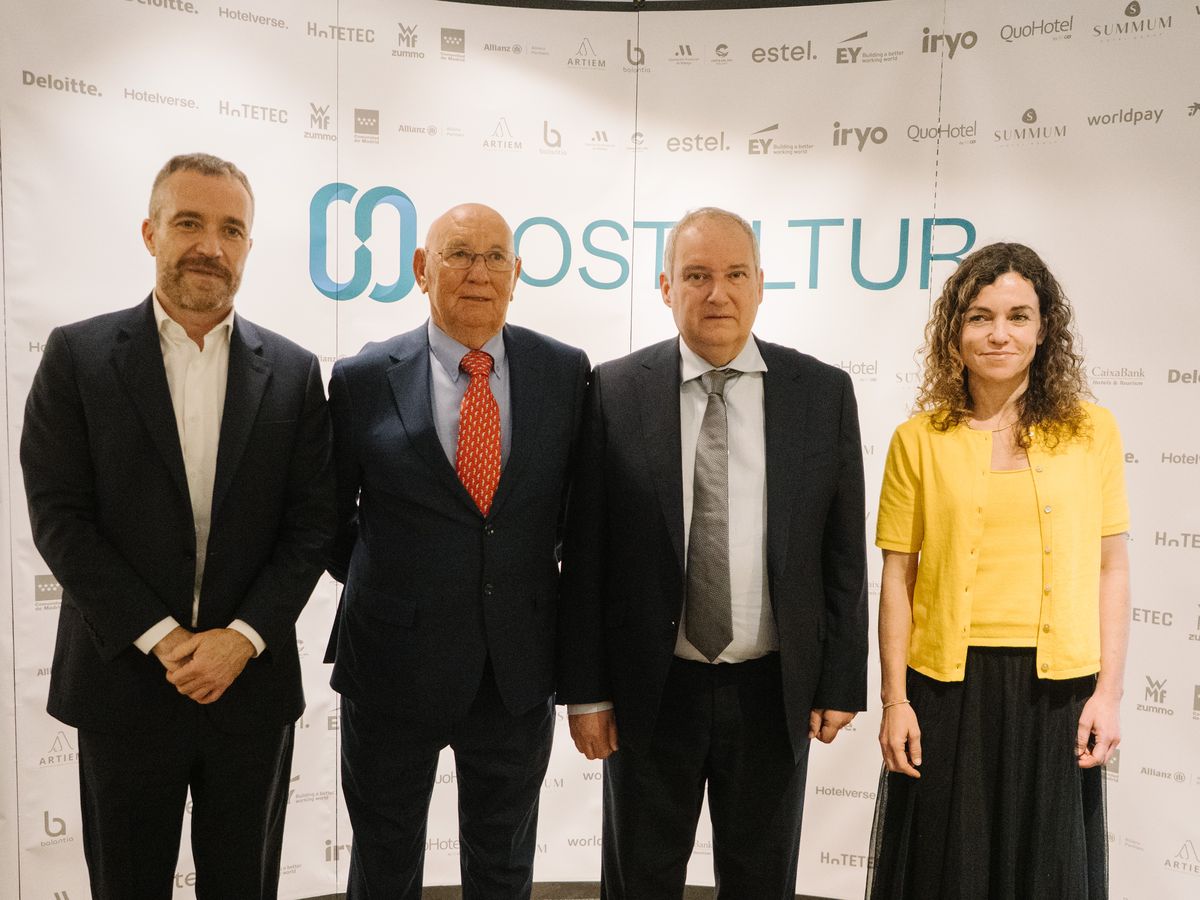Jordi Hereu junto a directivos de Turespaña y de la Secretaría de Estado de Turismo.
