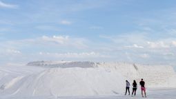 Para visitar las salinas en La Pampa&nbsp;los meses de primavera y verano ofrecen&nbsp;los característicos paisajes blancos estables y los trabajos de parvas de sal.