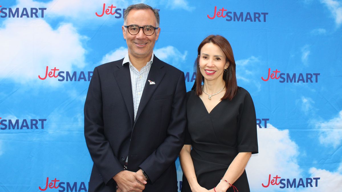 Mario García, country manager y Carolina Ruíz, gerente comercial de JetSmart Colombia.