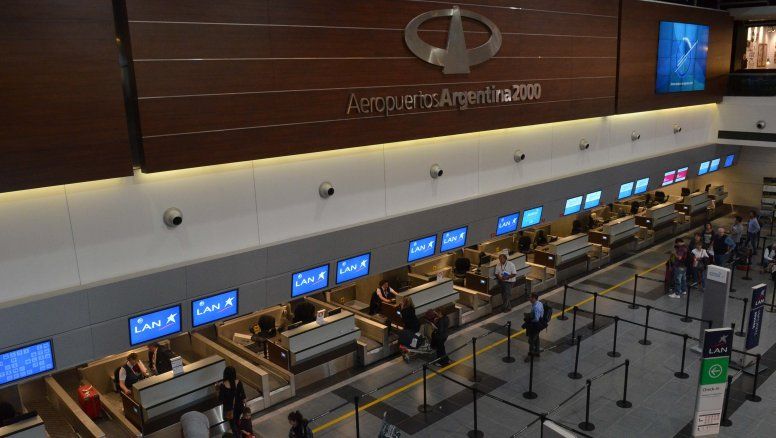 El Gobierno habilitó al aeropuerto de Mendoza para recibir vuelos internacionales, pero aún no podrán ingresar turistas extranjeros. Prevén ampliar el cupo de pasajeros diarios que pueden ingresar al país.