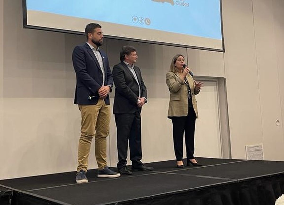 Lucas Delfino, presidente del Ente de turismo de la Ciudad de Buenos Aires; Horacio Repucci, secretario de Relaciones Institucionales de CAT; y Karina Perticone, directora ejecutiva de Visit Buenos Aires.