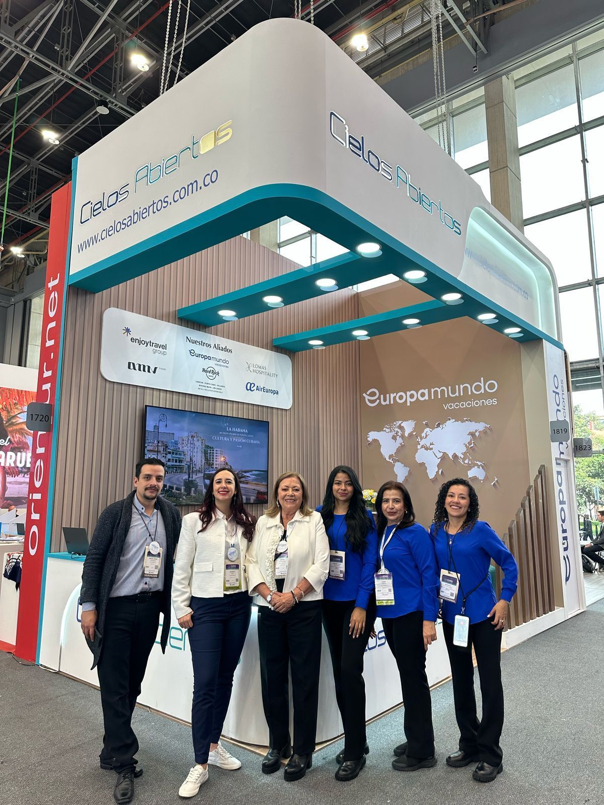 Equipo de Cielos Abiertos en el marco de la Vitrina Turística Anato. 