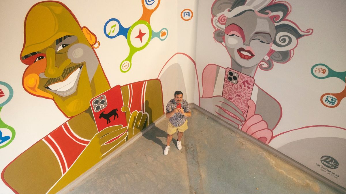 El túnel privado que conecta el Embassy Suites by Hilton Aruba Resort con la playa sorprende a sus huéspedes con sus coloridos murales.