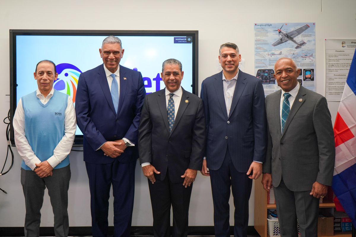 Víctor Pachecho, CEO de Arajet, hizo el anuncio junto con el congresista de Nueva York Adriano Espaillat; y los cónsules Jesus Vásquez (Nueva York) y José Santana (Nueva Jersey). 