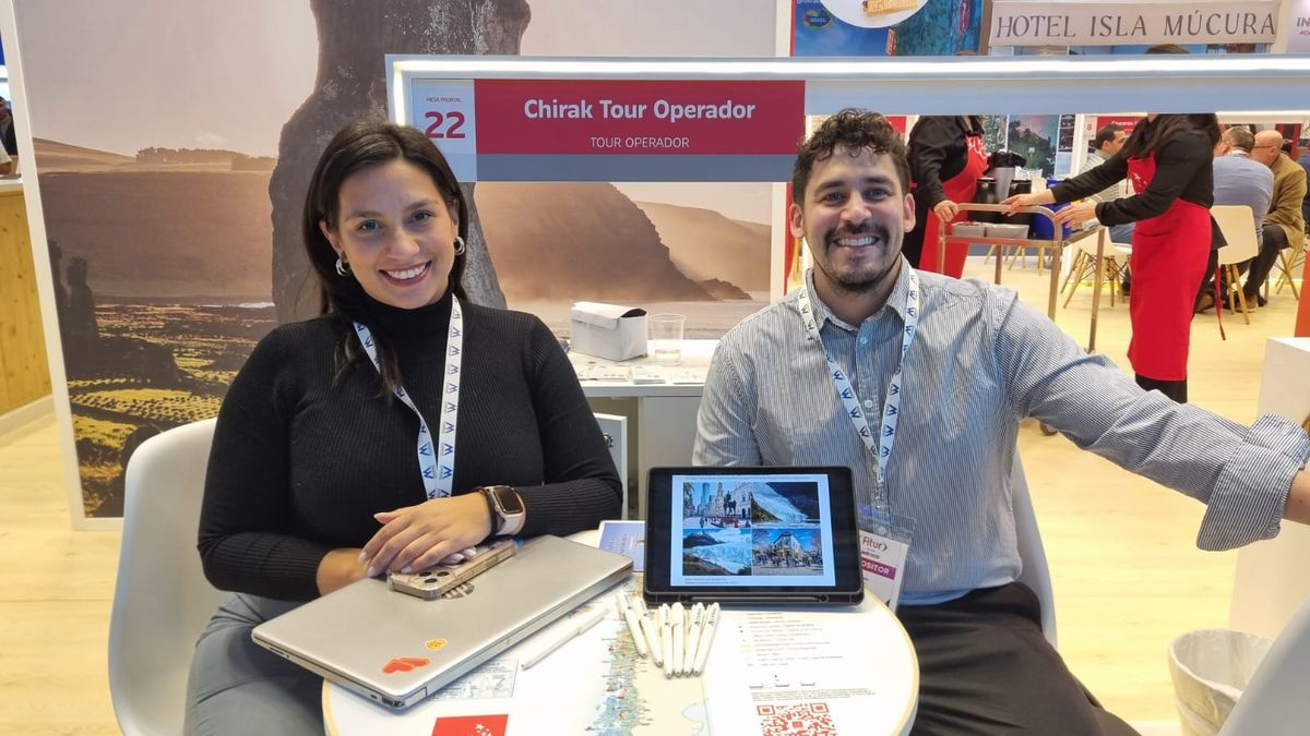 Marelvys Rangel y Ademar Alvear, product manager y subgerente general de Chirak Tour Operador. 