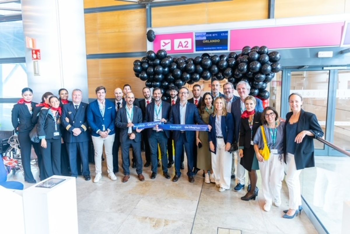 La inauguración de la ruta de Iberojet ha contado con una celebración especial en la puerta de embarque.