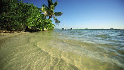 Uno de los puntos fuertes del destino son sus playas. Hay varias cerca, muchas accesibles por carretera y otras más remotas a las que se llega por lancha.