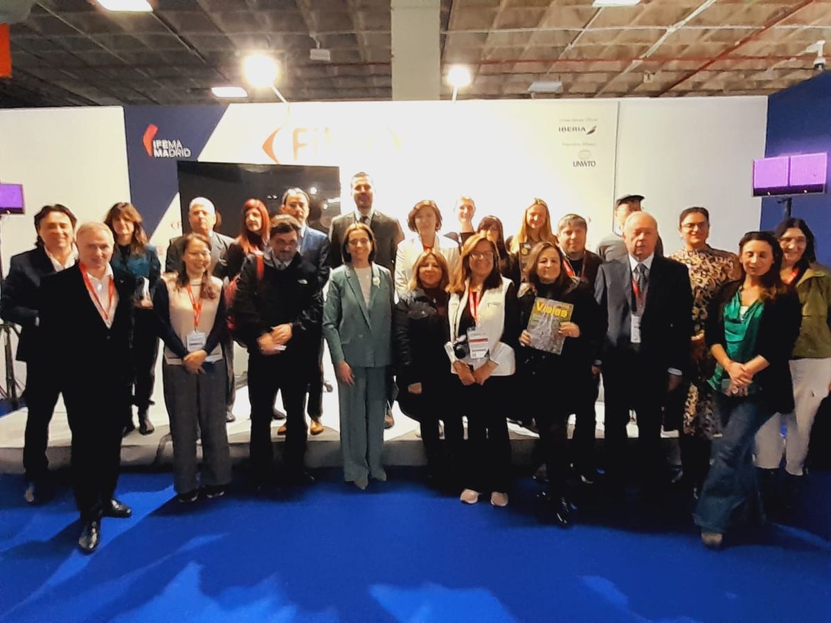 María Balcarce, directora de Fitur, junto a periodistas.