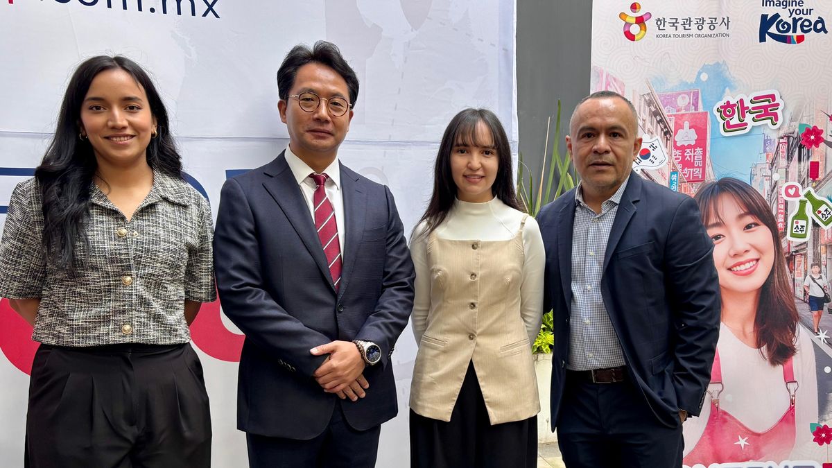 Representantes de la Oficina de Turismo de Corea junto a Miguel Galicia, director general de Operadora Travel Shop.