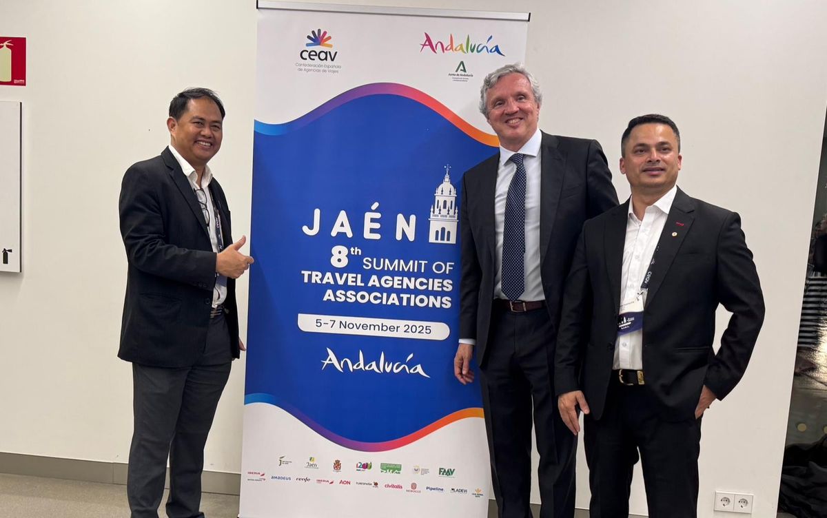 Carlos Garrido junto a representantes de las agencias de viajes de Nepal.