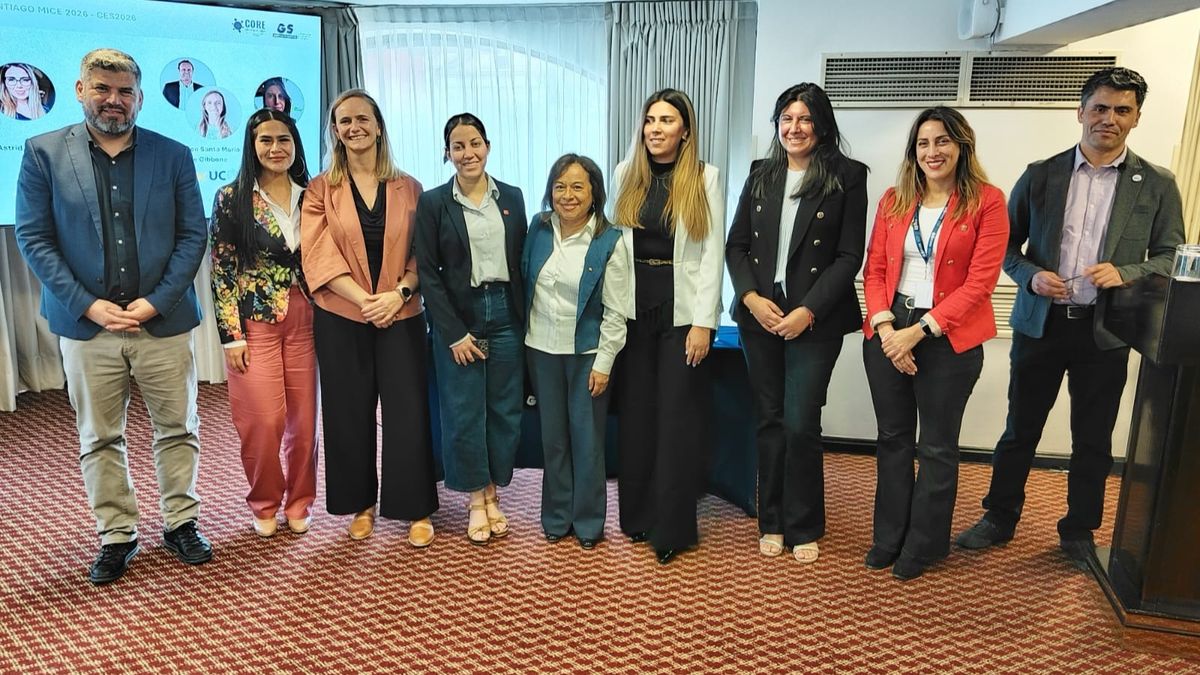 El Comité Ejecutivo 2026 junto a Felipe Vásquez, gerente de Turismo de la Corporación, Valentina Vega; Nicole Sáez; y Alejandro Leiva. 