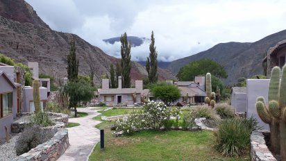 Una estructura abierta, organizada alrededor de una plaza central, recrea el típico caserío andino.