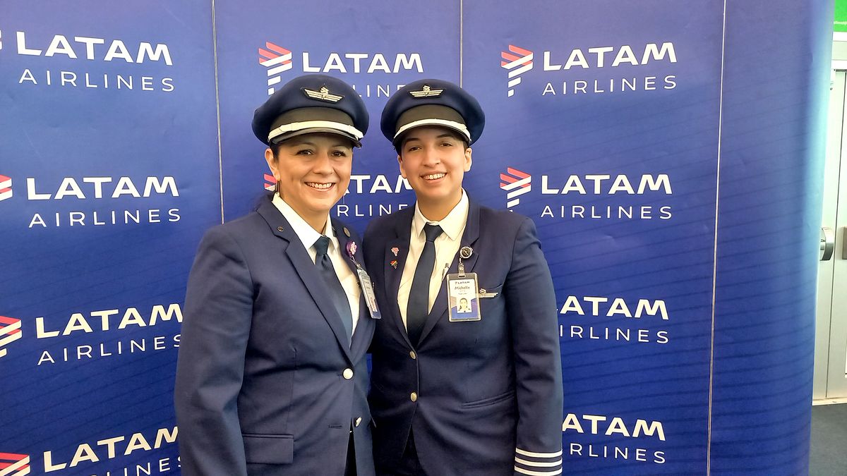 Cristina Barba, piloto de Latam Airlines, y Michelle Vera, primera oficial.