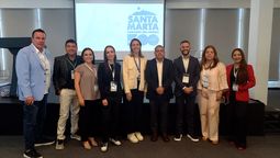 Empresarios de Santa Marta posan junto a Santiago Viera, director de ProColombia en Ecuador (4to izq.) y Sara Cristina Illidge, directora de Convention Bureau Santa Marta (5ta der.).