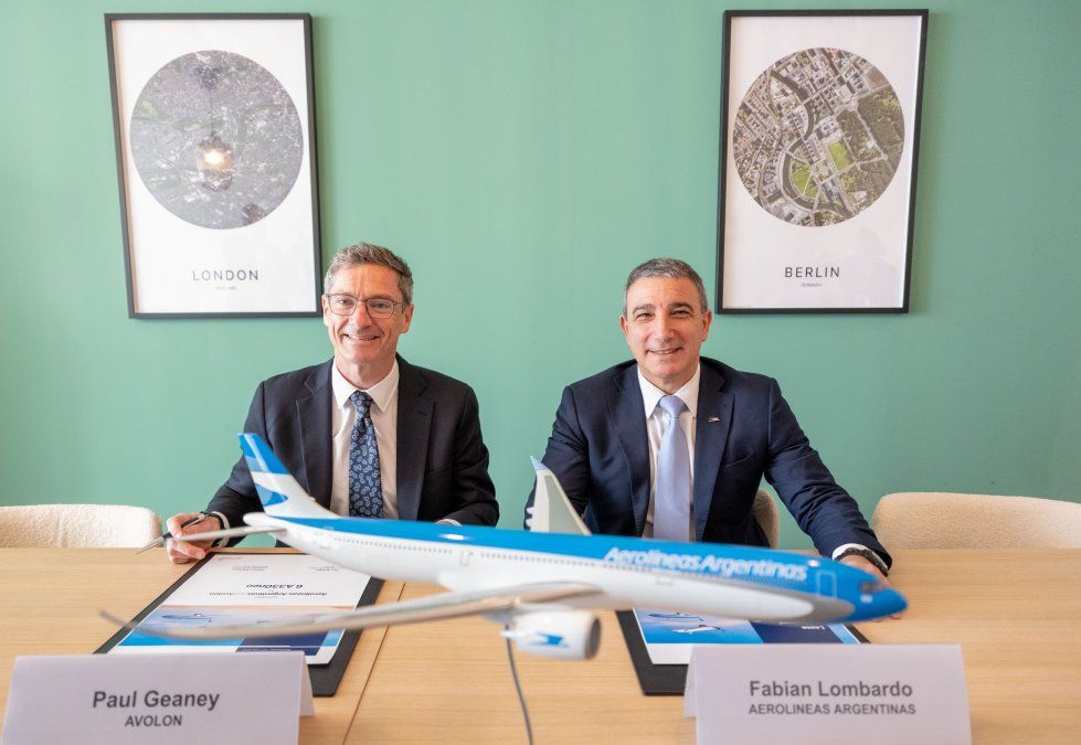 Paul Geaney, presidente y CCO de Avolon y Fabián Lombardo, presidente de Aerolíneas Argentinas, durante la firma del contrato.