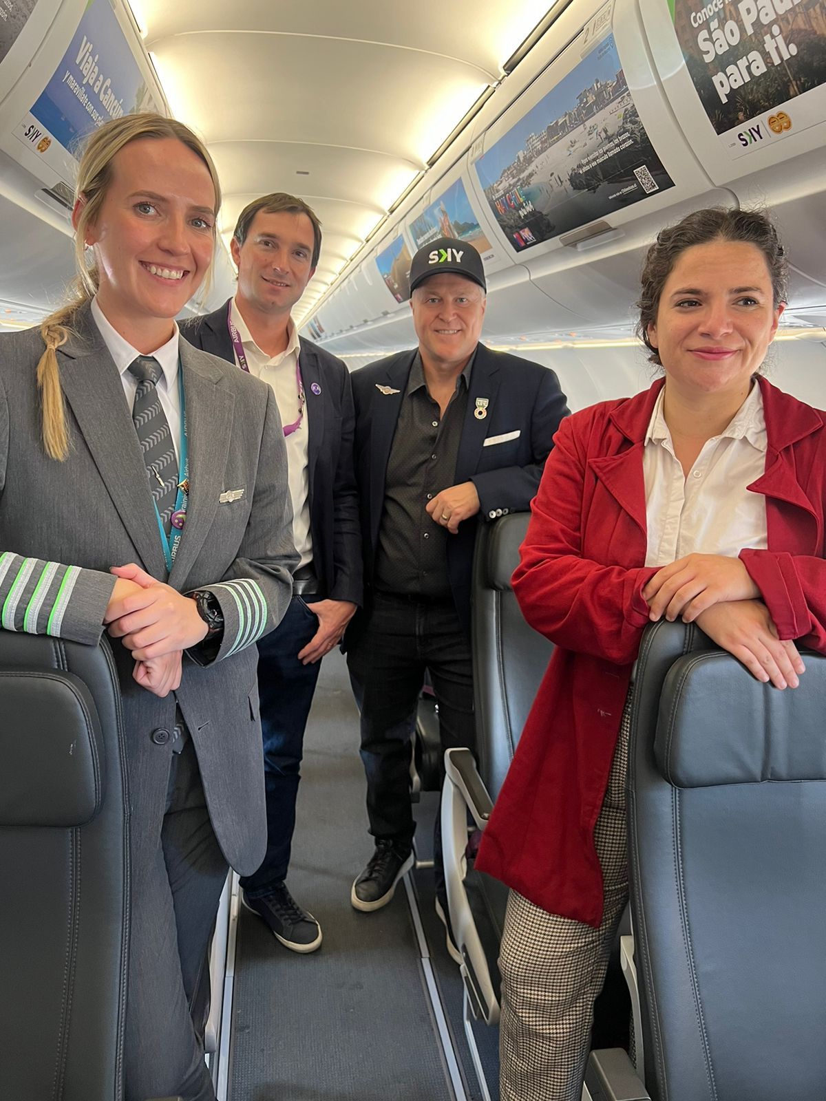Christine Lapp, piloto de Sky; José Ignacio Dougnac, CEO de Sky Airline; Holger Paulmann, Presidente Ejecutivo de Sky; y Antonia Orellana, ministra de la Mujer y Equidad de Género