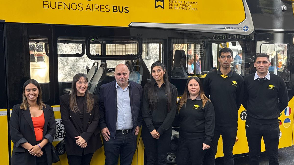 El equipo de Buenos Aires Bus en el evento de inauguración de la parada en Villa Crespo.