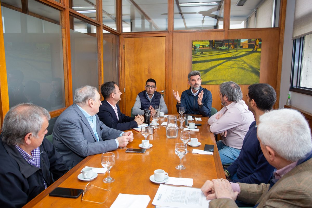 Los flamantes miembros de la comisión directiva de la Cámara de Turismo de Mendoza se reunieron con el intendente de la Ciudad, Ulpiano Suárez.