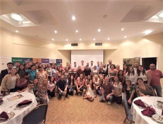 Los agentes de viajes al término de una de las presentaciones de Wamos Circuitos.