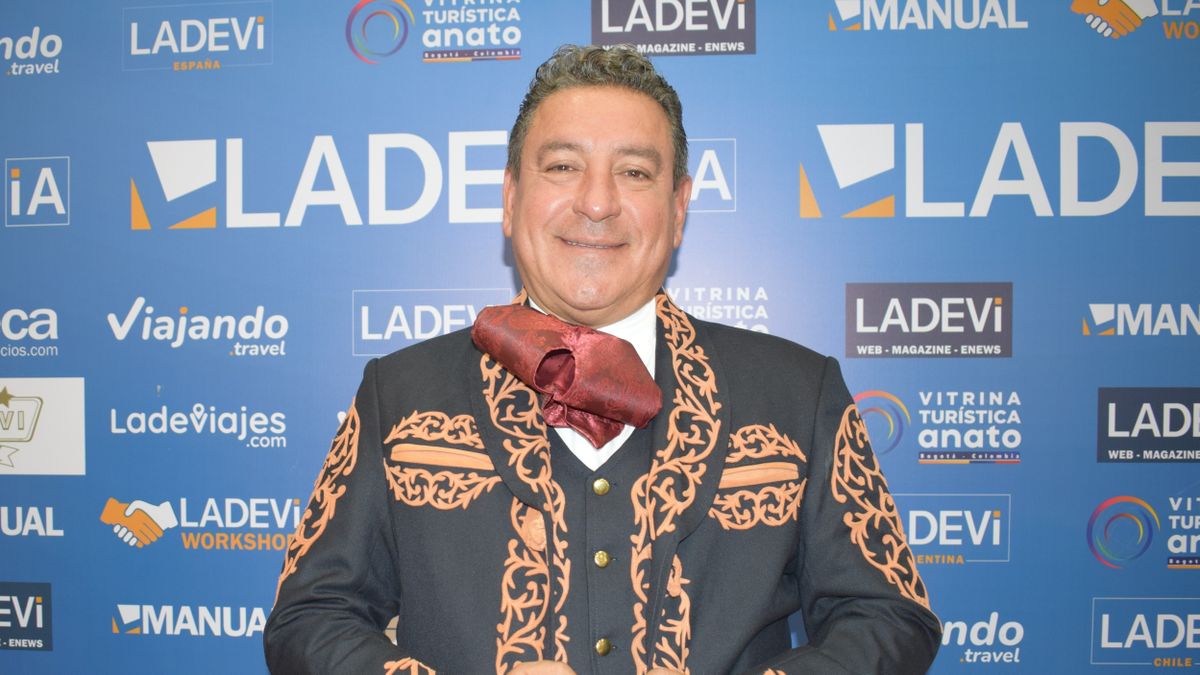 Miguel Andrés Hernández, subsecretario de Turismo de Jalisco, durante la Vitrina de Anato 2026 y su visita al stand de Ladevi.