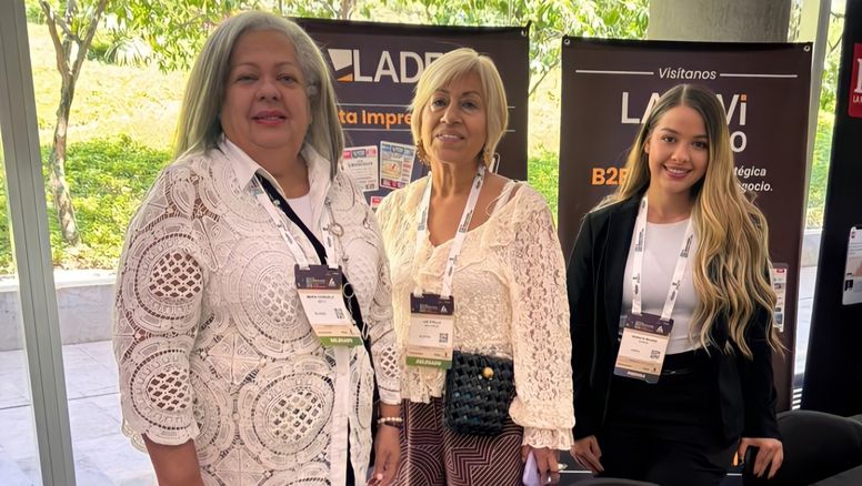 María Consuelo Britto y Luz Stella Mayorga de BlueSea.