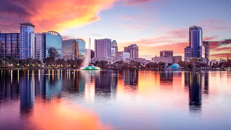 Lake Eola, un ícono del centro de la ciudad de Orlando.