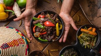 La gastronomía de Perú es una de las grandes protagonistas del viaje, con recetas tradicionales que reflejan la diversidad cultural y regional del país.