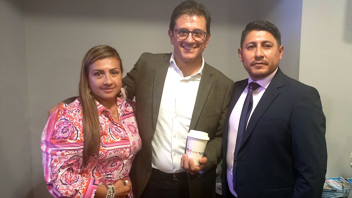 Mónica Osorio, gerente general de MW Turismo; el humorista Jaime Andrés López; y Wilmer Constante, presidente de MW Turismo.