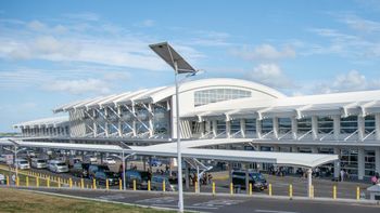 Aquellos viajeros que visiten Antigua y Barbuda deben completar el formulario de www.ArriveAntigua.com para disfrutar de una llegada y salida del Aeropuerto con facilidad. 