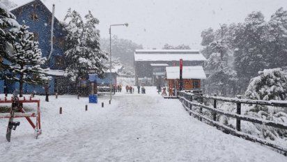 El complejo de esquí de Villa La Angostura, Cerro Bayo, está cubierto de nieve.