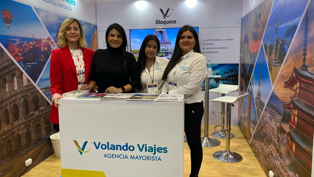 Tatiana Amaya, directora de Volando Viajes Colombia, junto a su equipo en el marco de la Vitrina Turística Anato 2025.&nbsp;