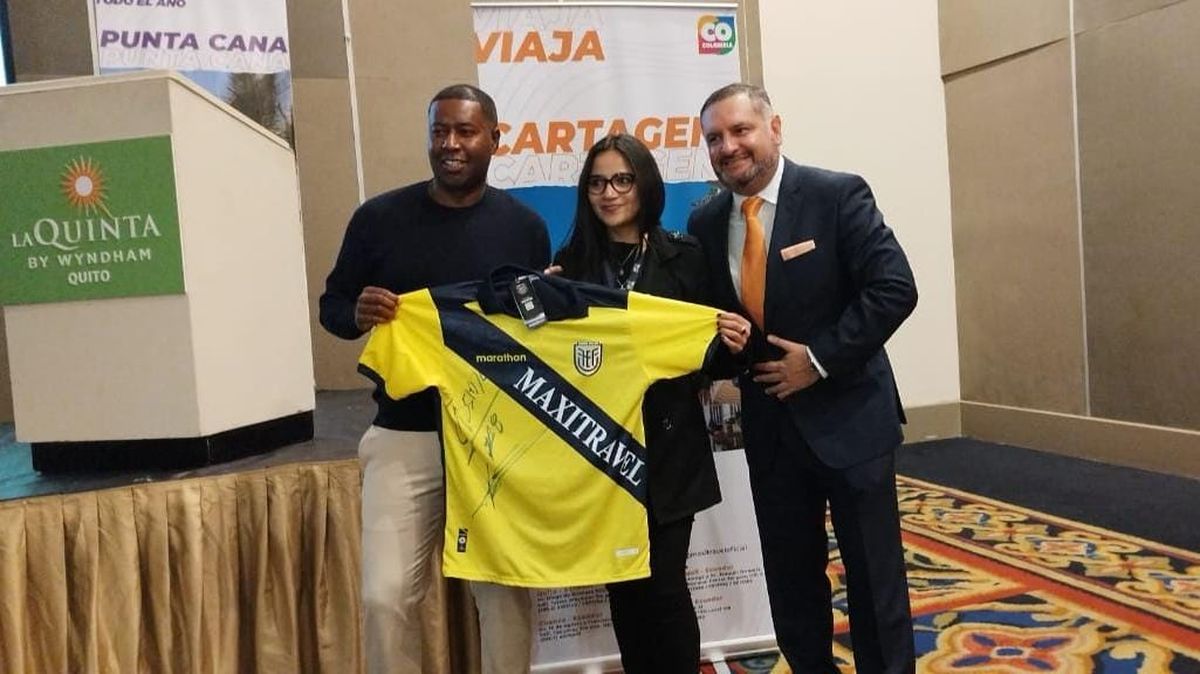 Edison Méndez, futbolista ecuatoriano, Paola Medina de la agencia de viajes Life Trip y Fidel Murgueytio gerente de la mayorista Maxitravel.  