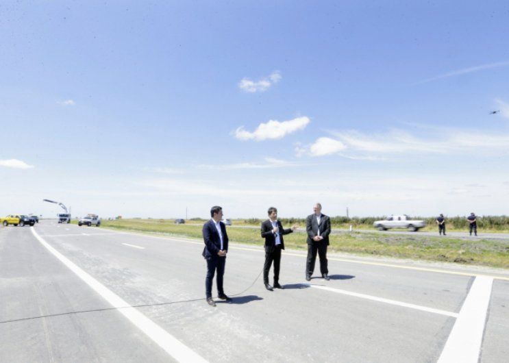 El gobernador Kicillof señaló que “a estas obras que transforman al corredor atlántico en autovía, hemos sumado la pintura y señalización en los 400 kilómetros de la ruta 2 y la adquisición de móviles y grúas para garantizar la seguridad vial”.