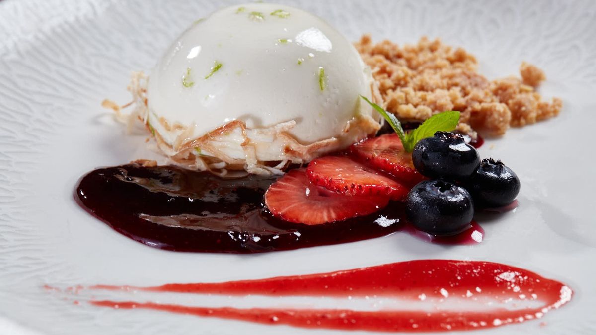 Nieve de limón con salsa berries y crumble de vainilla. Nieve de limón con salsa berries y crumble de vainilla.