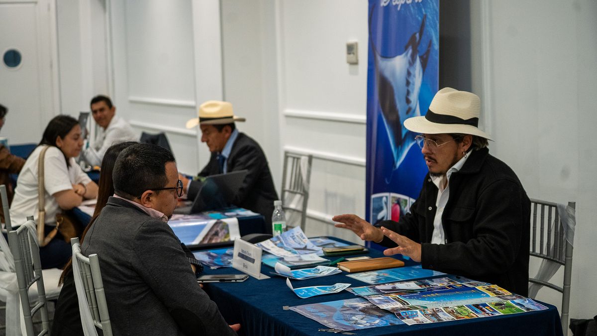 Presentación de guía de avistamiento de ballenas tuvo lugar durante Vitrina Turística en Quito. 