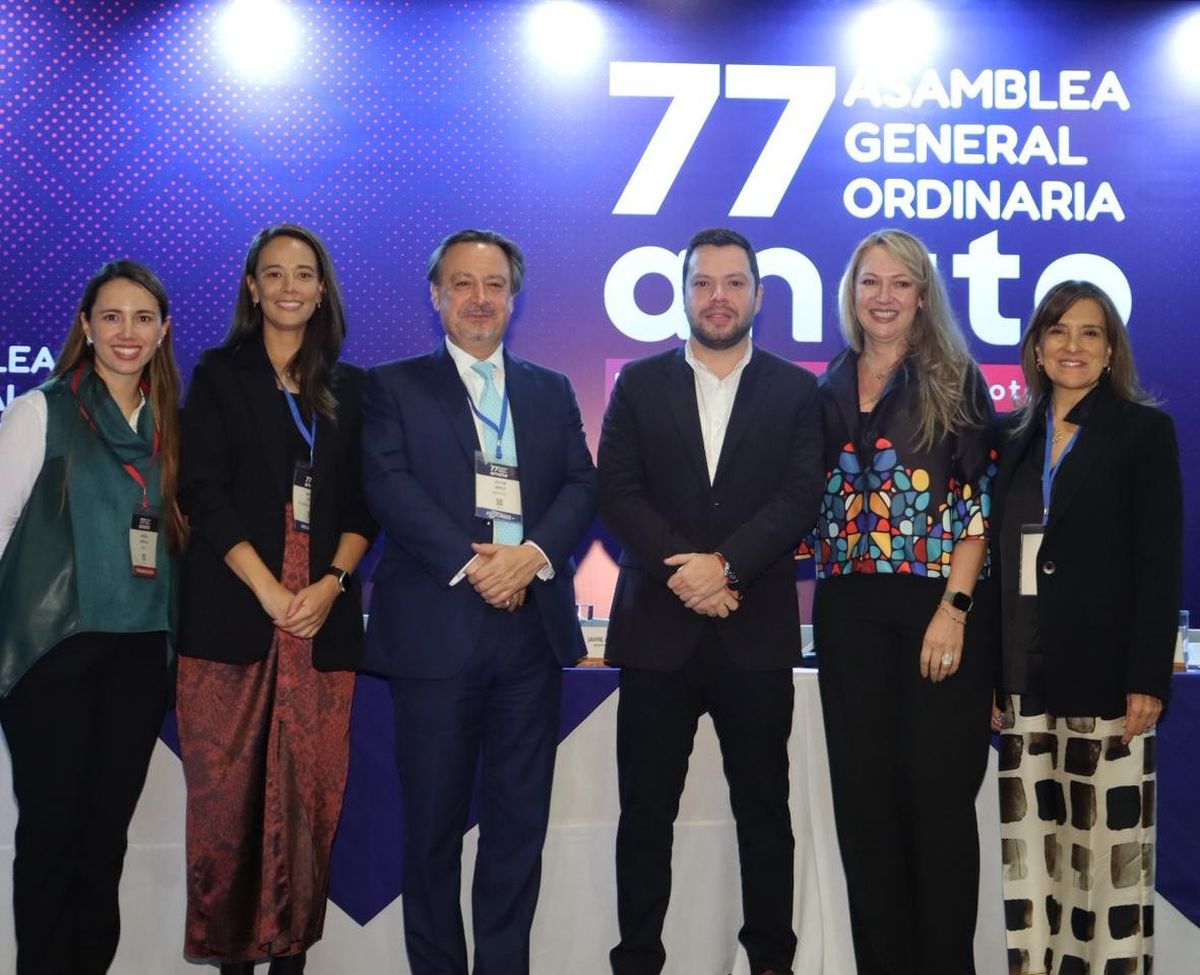 Jessica Arévalo, directora ejecutiva de Anato; Natalia Vélez de Panamericana de Viajes; Víctor Orduz, gerente general de Bestravel; Diego Vásquez de Viajes Aéreos Armenia; Paula Cortés Calle, presidente ejecutiva de Anato; y Odalys Bautista, gerente general de All Reps.