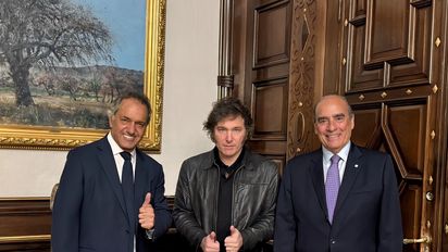 Daniel Scioli, Javier Milei y Guillermo Francos, en la Casa Rosada. El exembajador de Brasil es el nuevo Secretario de Turismo, Ambiente y Deportes.