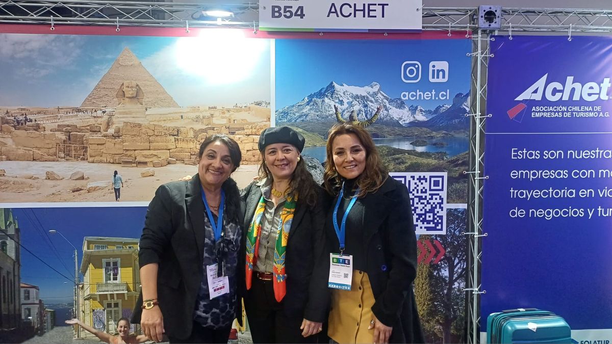 Lorena Arriagada, secretaria general de Achet (al centro), junto a Paola Pizarro, gerenta comercial de Deltour Viajes (derecha), y Marcela Olate de Turismo Zahr (Izquierda).