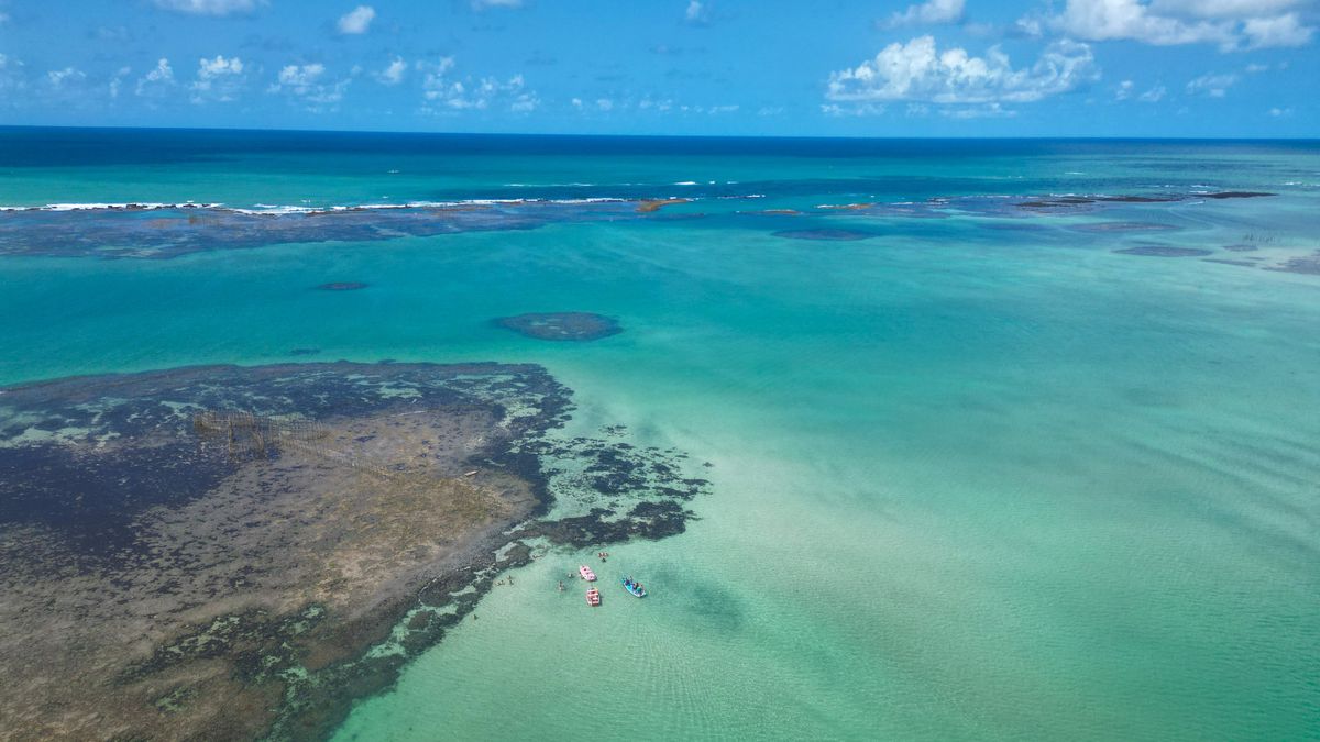 Las aguas calmas y transparentes rodeadas de arrecifes de Ipioca la convierten en una de las playas más hermosas del Nordeste de Brasil. 