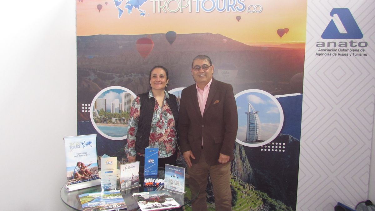 Sami Castro, coordinadora de Producto de Tropitours y Eduardo Narvaez, ejecutivo comercial de Grupo VDT.
