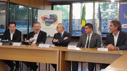 Víctor Mejía, Estuardo Ortiz, Julio Glinternick Bitelli, Daniel Ketchibachian y Gonzalo Pérez Corral en la presentación de los vuelos de JetSmart a Porto Alegre y Curitiba.