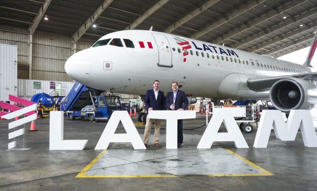 Con la celebración del aniversario número 25 en Perú, Latam Airlines pintó uno de sus aviones con los colores blanco y rojo alusivos a la bandera nacional. - Ladevi Medios y Soluciones Con la celebración del aniversario número 25 en Perú, Latam Airlines pintó uno de sus aviones con los colores blanco y rojo alusivos a la bandera nacional.