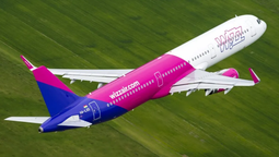 Avión rayado en el Aeropuerto de Santiago es propiedad de Wizz Air, aerolínea low cost de Hungría.