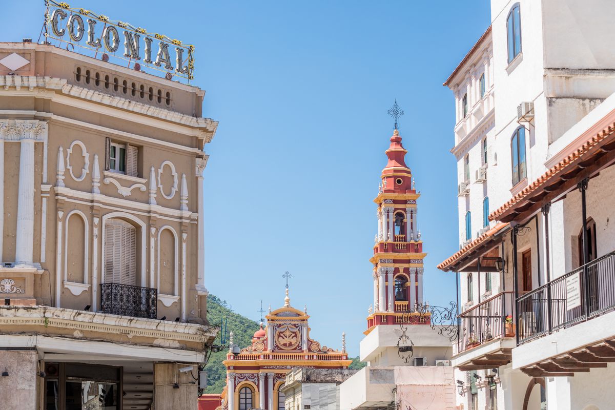Salta Capital cuenta con una bella arquitectura que puede conocerse a pie caminando por su centro histórico.