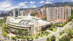 Medellín, una moderna ciudad con la cordillera de los Andes como telón de fondo.