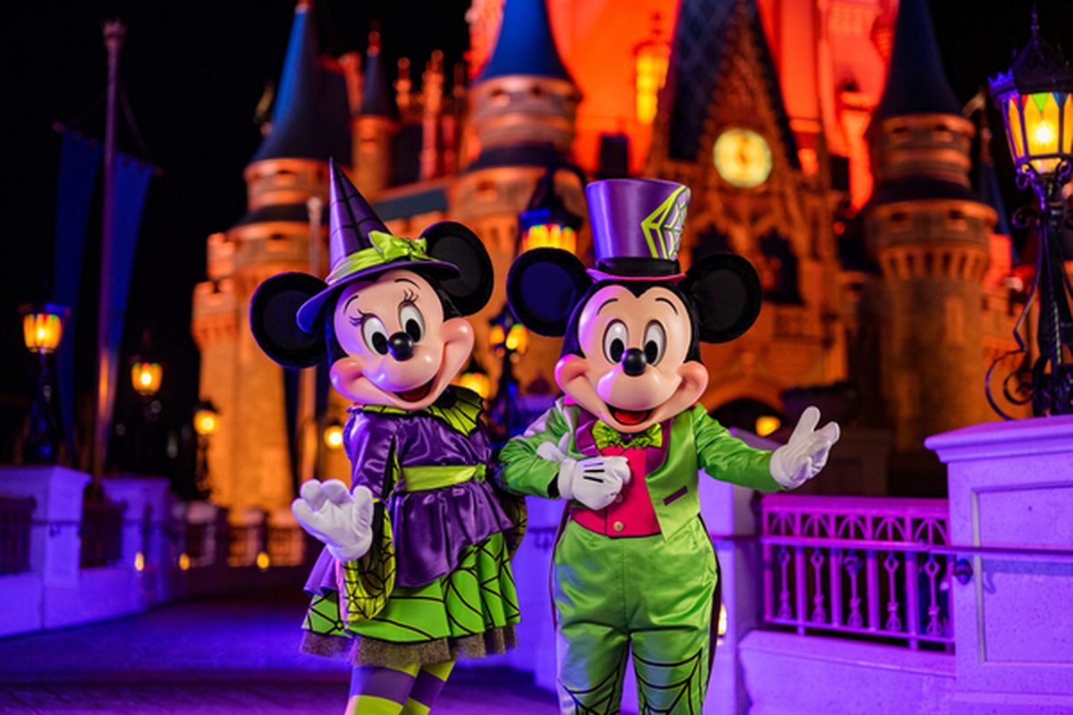 Mickey y Minnie se aprestan a recibir a los visitantes para la próxima temporada de otoño en Walt Disney World Resort. - Ladevi Medios y Soluciones Mickey y Minnie se aprestan a recibir a los visitantes para la próxima temporada de otoño en Walt Disney World Resort.
