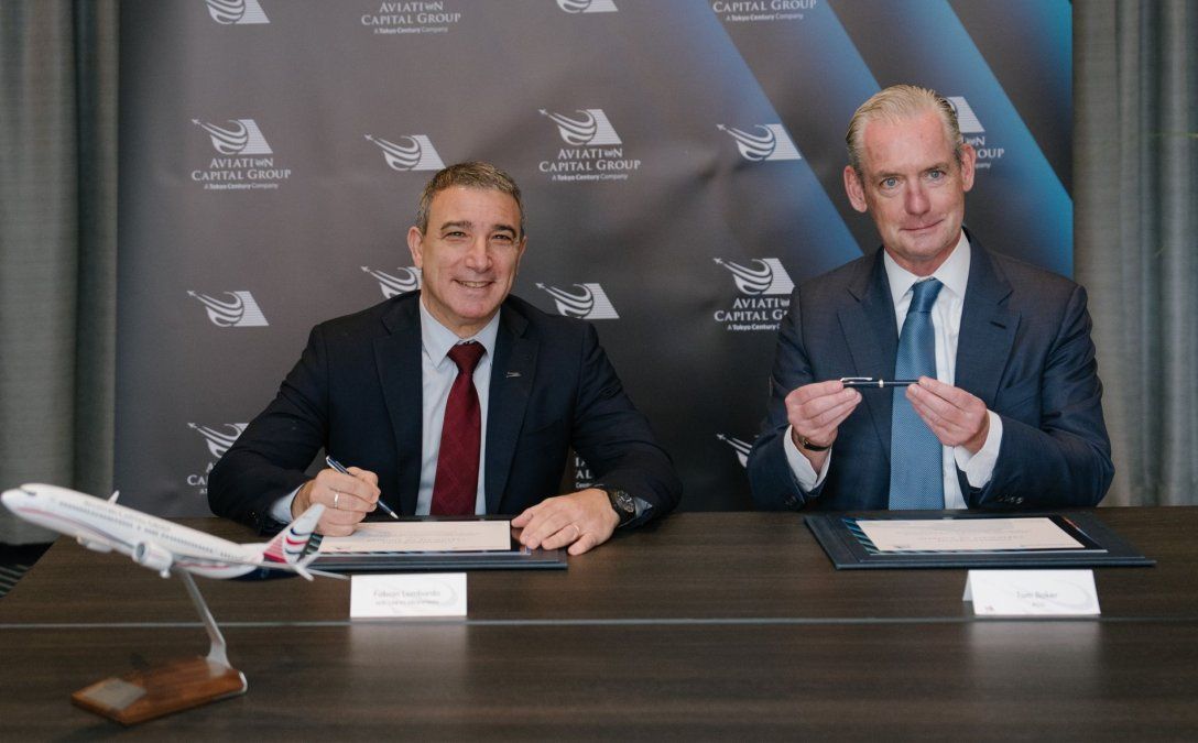 Fabián Lombardo, presidente de Aerolíneas Argentinas, junto a Thomas Baker, CEO y presidente de Aviation Capital Group (ACG), durante la firma del contrato.